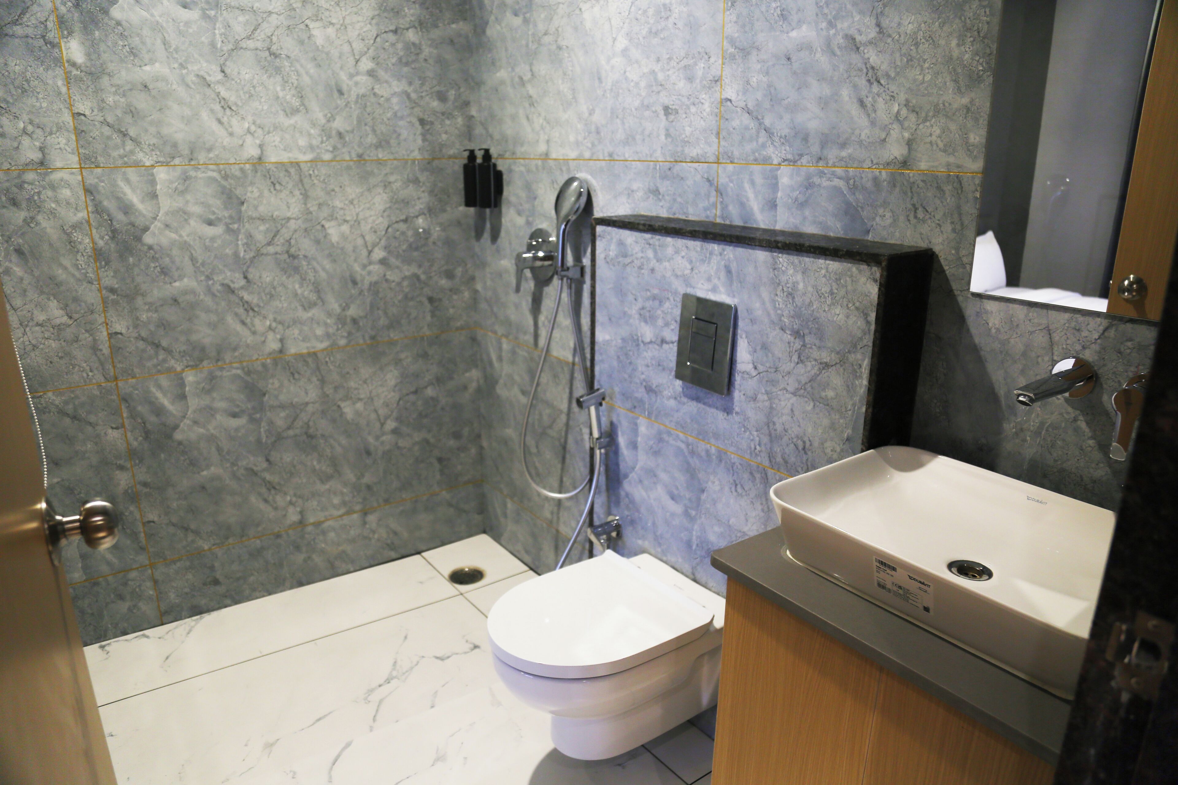 Basic Suite | Bathroom