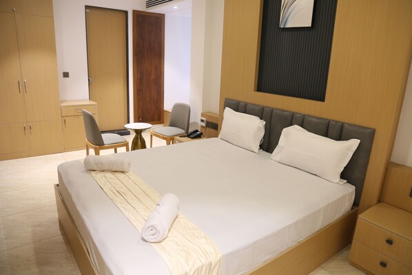 Desk, laptop workspace, iron/ironing board, free WiFi