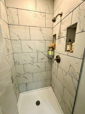 House | 1 bedroom, Internet - Modern Cozy Walk up With King Bed (Wilmington)
