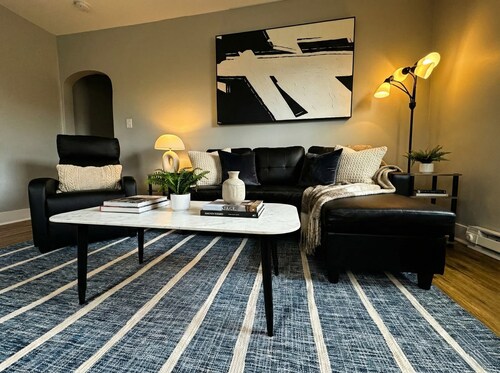 Modern Cozy Walk up With King Bed