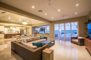 Villa | 5 bedrooms - 5 BR Waterfront Villa On Chalk Sound Blue Water (Providenciales)