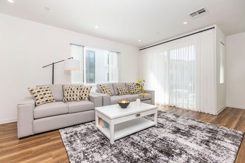 Master Bedroom With King Bed Central Location