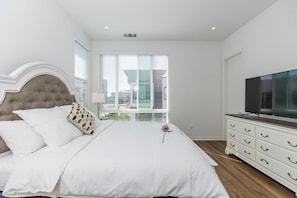 Apartment - Master Bedroom With King Bed Central Location (Santa Ana)