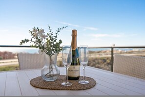 A bottle of Jaume Serra cava wine, two glasses, and a vase with flowers on a table with a view. - Cozy Getaway With Pool in Riviera del Sol - Ref 99 (Mijas)