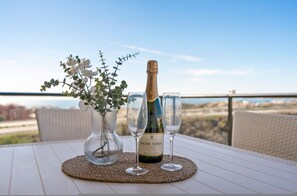 A bottle of Jaume Serra cava wine, two glasses, and a vase with flowers on a table with a view. - Cozy Getaway With Pool in Riviera del Sol - Ref 99 (Mijas)