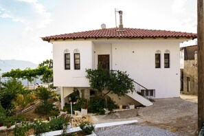 2 bedrooms - Emphasis Traditional House (Amari)