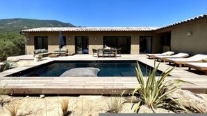 A modern house with a swimming pool, outdoor furniture, and a view of the mountains. - Casa di Macchjerolu - 8 Pers (Sotta)