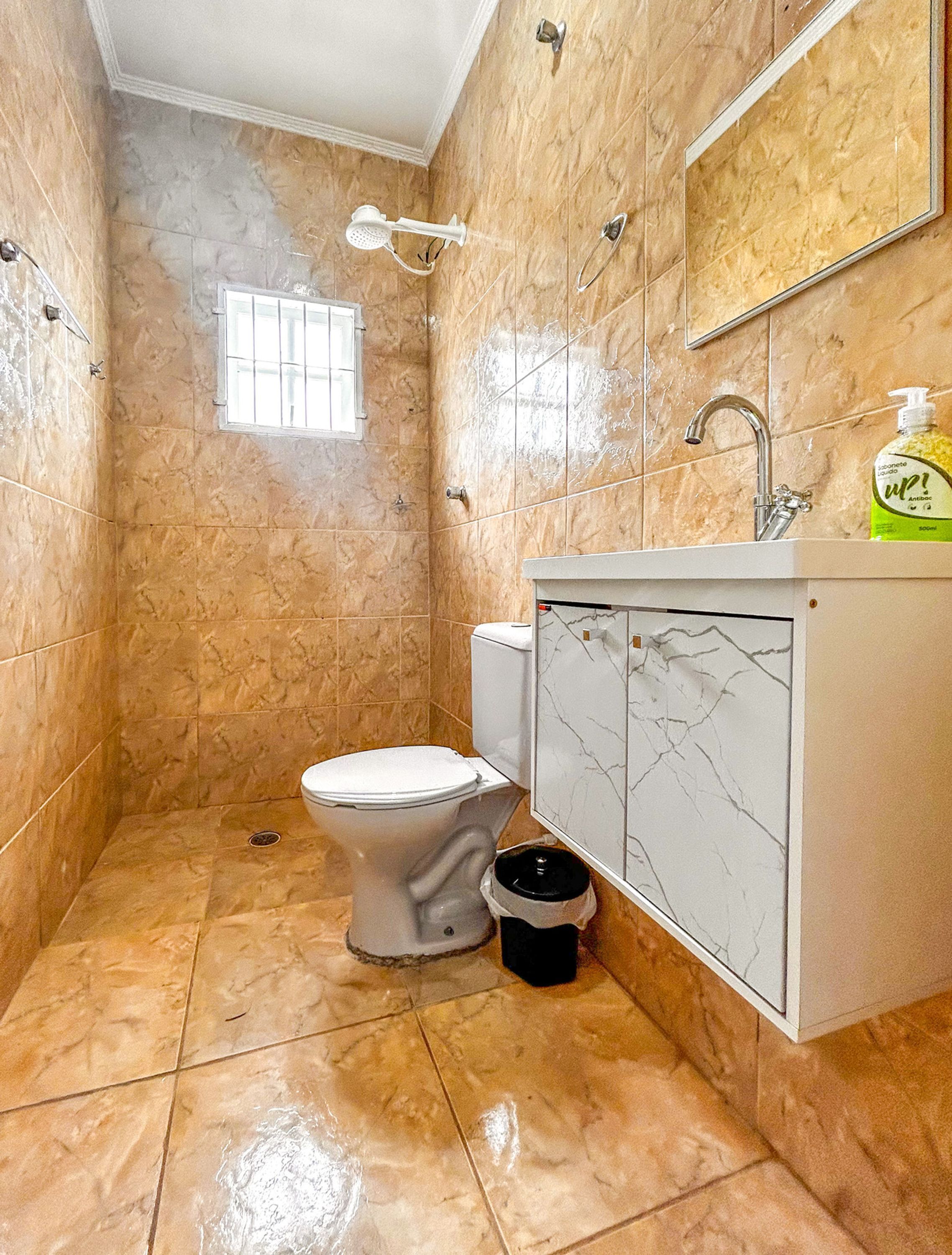 Un baño con inodoro, ducha y lavamanos.