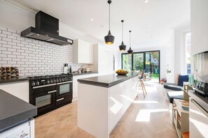 3 bedrooms, Internet - The Suburban Bliss With 3 Bedrooms and 2 5 Bathrooms (London)
