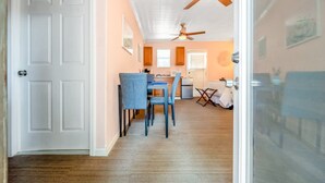Ein Zimmer mit Essbereich, Bett und Deckenventilator.