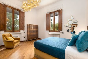 5 quartos, ferros/tábuas de passar roupa, berço de viagem