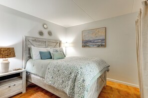 1 bedroom, Internet, bed sheets - Carolina Beach Condo w/ Marina View, on Boardwalk (Carolina Beach)