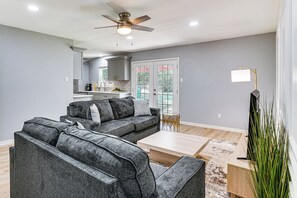 TV - Family Home in Ft Worth Suburbs Near Benbrook Lake (Crowley)