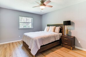3 bedrooms, iron/ironing board, Internet, bed sheets - Family Home in Ft Worth Suburbs Near Benbrook Lake (Crowley)
