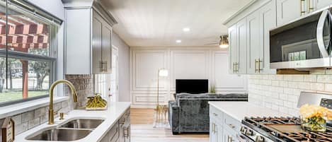 Fridge, microwave, stovetop, dishwasher