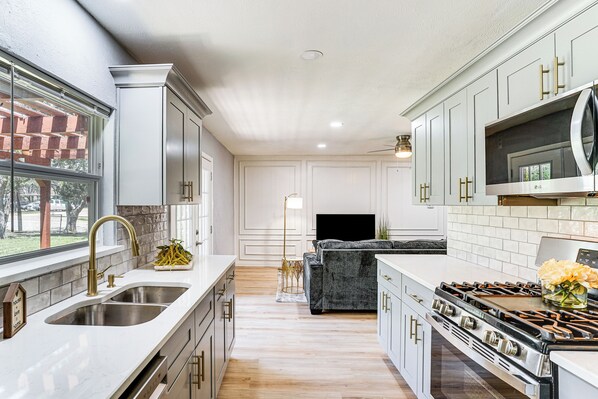 Fridge, microwave, stovetop, dishwasher
