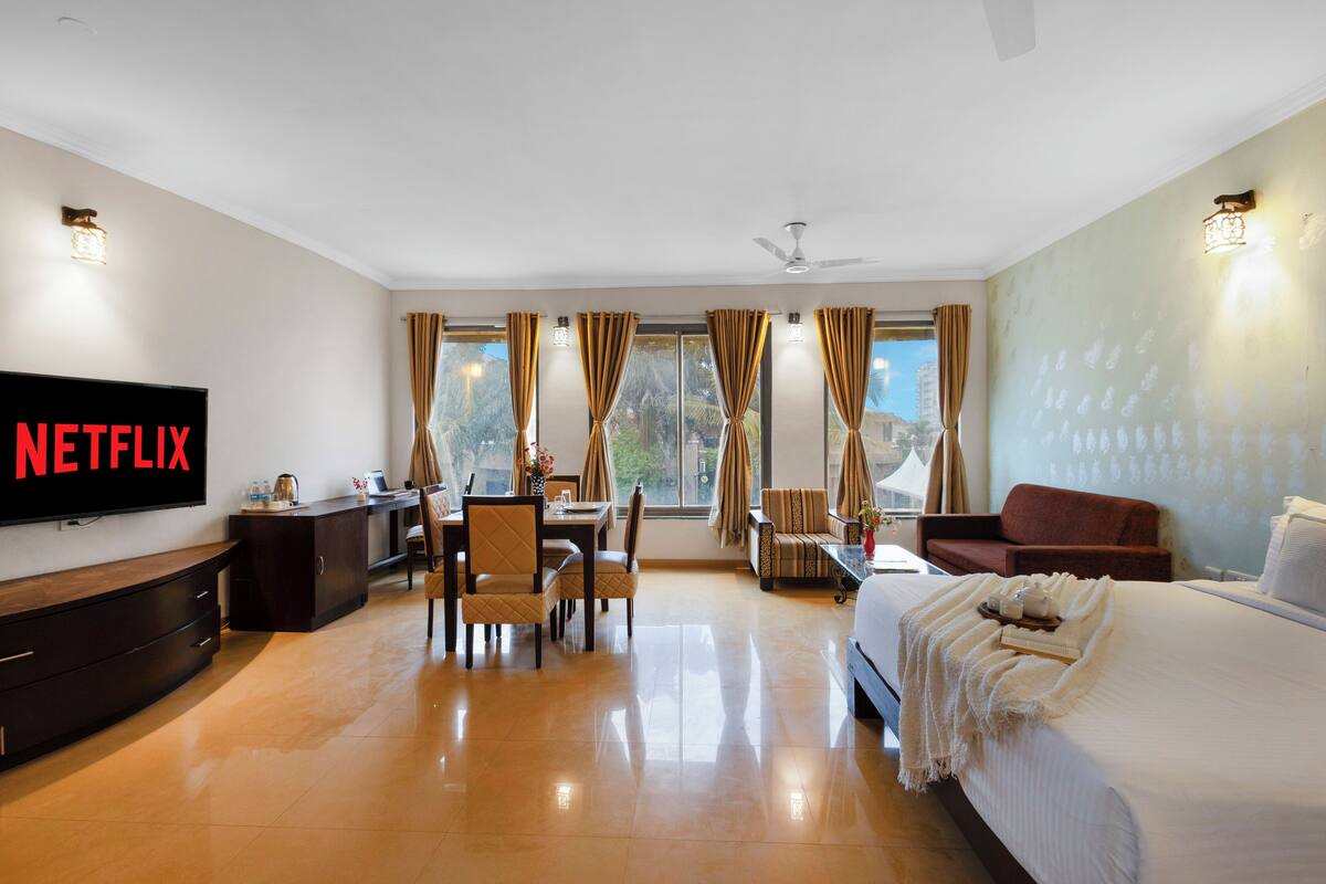 Luxury Room, 1 Queen Bed, Non Smoking | Desk, laptop workspace, iron/ironing board, free WiFi