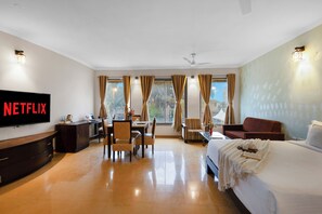 Luxury Δωμάτιο, 1 Queen Κρεβάτι, Μη Καπνιστών | Γραφείο, χώρος εργασίας για λάπτοπ, σίδερο/σιδερώστρα, δωρεάν Wi-Fi 