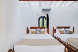 Premium kamer, 1 queensize bed | Luxe beddengoed, een bureau, een laptopwerkplek