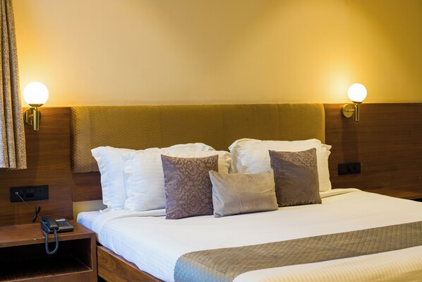 Premium kamer, 1 queensize bed | Luxe beddengoed, een bureau, een laptopwerkplek