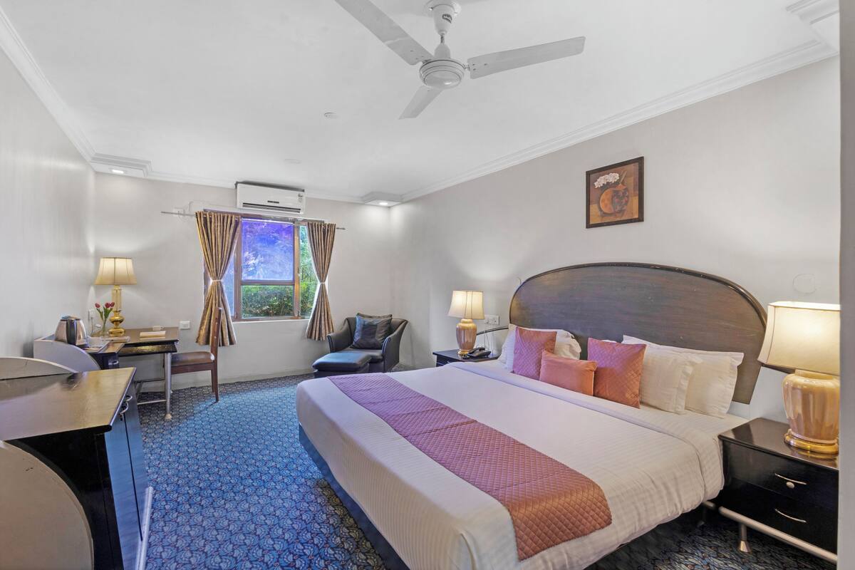 Deluxe Room, 1 Queen Bed | Desk, laptop workspace, iron/ironing board, free WiFi