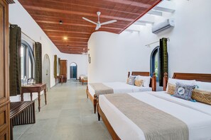 Premium-huone, 1 keskisuuri parisänky | Työpöytä, kannettavalle tietokoneelle sopiva työtila