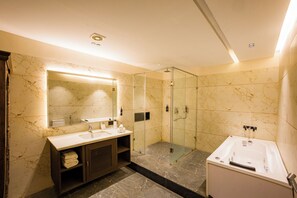 Comfort-Zimmer, 1 Queen-Bett, Nichtraucher | Badezimmer | Dusche, kostenlose Toilettenartikel, Haartrockner, Handtücher