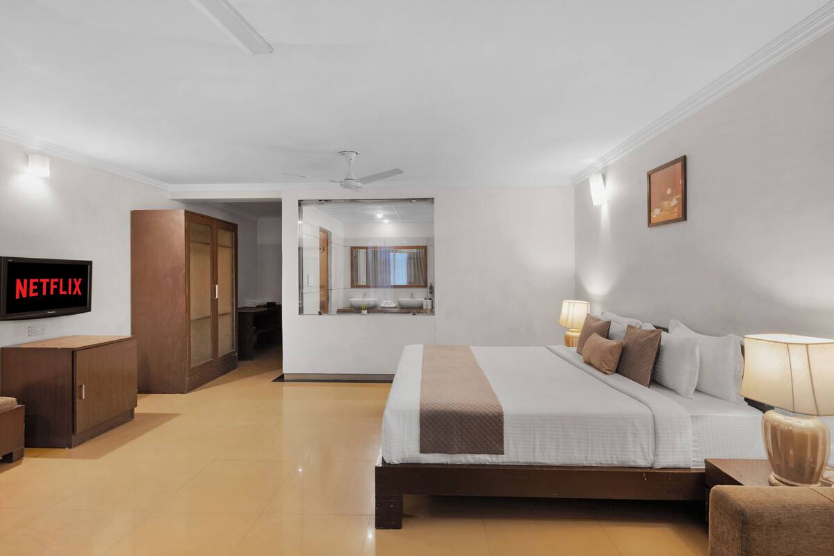 Executive Room, 1 Queen Bed | Desk, laptop workspace, iron/ironing board, free WiFi