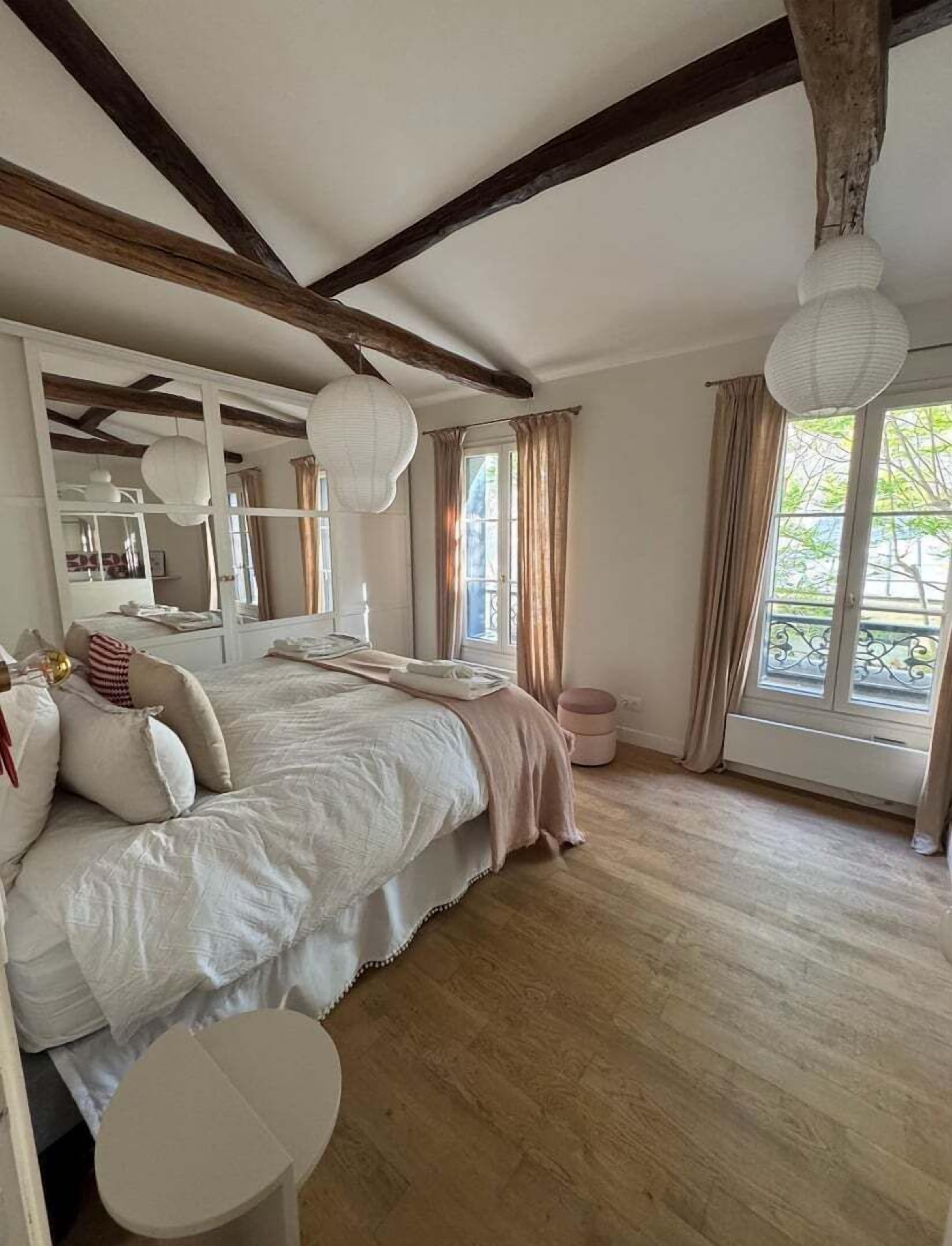 2 عدّة غرف نوم ومكواة/لوح كي وخدمة الإنترنت وملاءات أسرّة