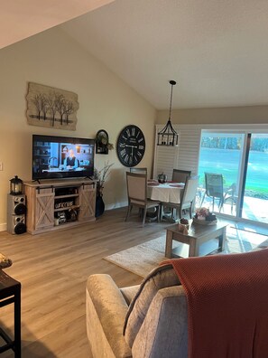 TV connectée, lecteur de DVD, livres, chaîne hi-fi