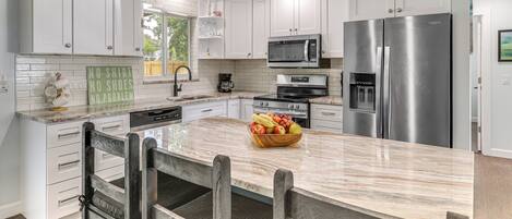 Fridge, microwave, stovetop, dishwasher