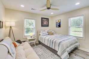 3 bedrooms, desk, iron/ironing board, Internet - Lake Hamilton Retreat w/ Kayaks & Spacious Yard! (Hot Springs)