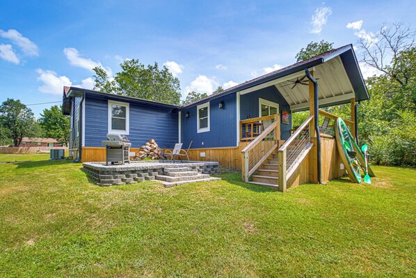 A blue house with a covered porch, a wooden staircase, and a grill area. - Lake Hamilton Retreat w/ Kayaks & Spacious Yard! (Hot Springs)