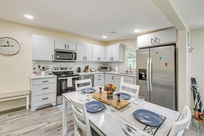 Réfrigérateur, micro-ondes, plaque de cuisson, lave-vaisselle