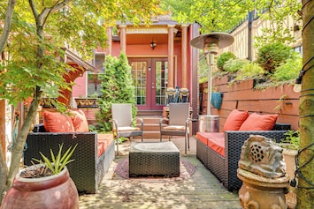 Scranton Vacation Rental | 8BR | 6.5BA | 6,008 Sq Ft | Stairs Required