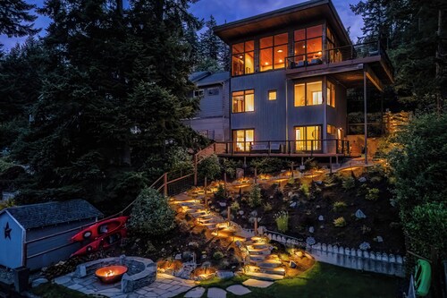 Fire Pit & Views: Modern Summit Lake Escape!