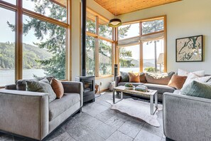 TV, fireplace