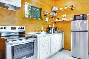Coffee/tea maker, cookware/dishes/utensils