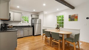 Fridge, microwave, oven, stovetop - 4 Cottages · 4 Hot Tubs · Fire Pit · Nr Biltmore (Asheville)