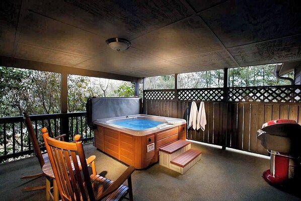 Outdoor spa tub