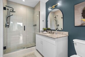 Dusche, Haartrockner, Handtücher, Seife