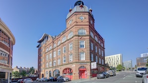 A historic building with a prominent tower and arched windows. - Atico in Newcastle Upon Tyne (Newcastle-upon-Tyne)