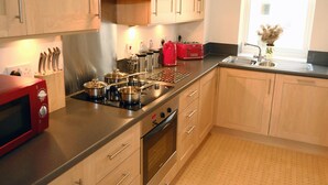 Una cocina moderna con armarios de madera, electrodomésticos de acero inoxidable y un ventanal con vistas.