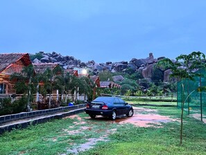 Phòng đôi Deluxe, ban công, quang cảnh núi | Khu phòng khách