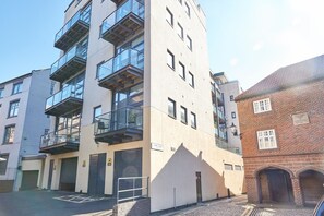 A multi-story building with a modern design, featuring balconies, large windows, and a brick facade. - Low Friars in Newcastle Upon Tyne (Newcastle-upon-Tyne)