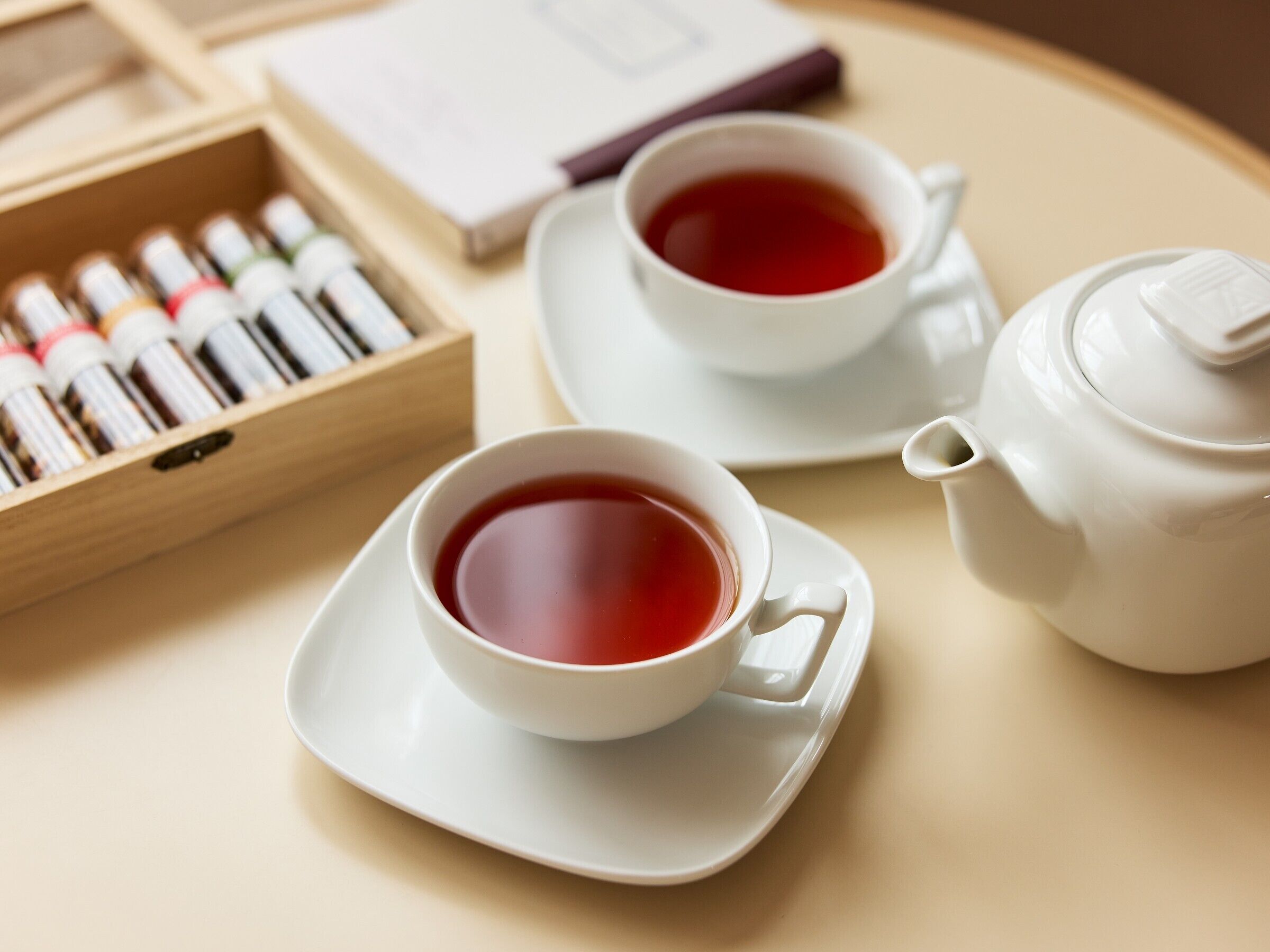 Un juego de té con dos tazas y una tetera sobre una bandeja.