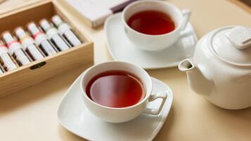 Un juego de té con dos tazas y una tetera sobre una bandeja.