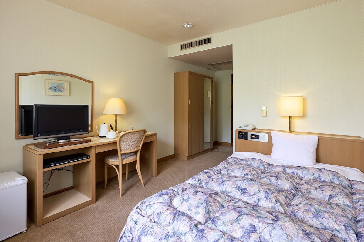 Kamar Double Basic | Meja kerja dan Wi-Fi gratis