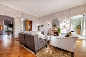 3 bedrooms, Internet - Luxury 3BR Flat Near the Champs Elys es (Paris)