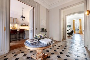 3 bedrooms, Internet - Luxury 3BR Flat Near the Champs Elys es (Paris)